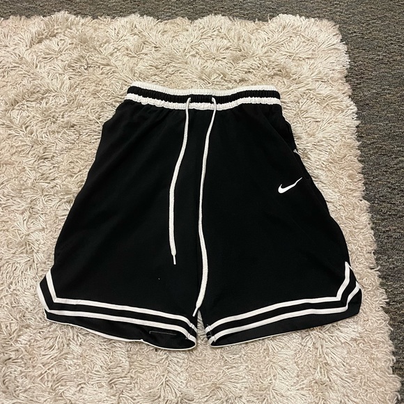 Men's Nike DNA Dri-Fit Black Basketball Shorts with Zipper Pocket - Picture 3 of 9